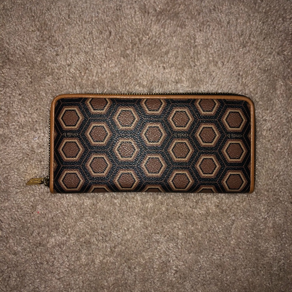 BARELY USED CINDA B HEXAGON STYLE WALLET/CLUTCH